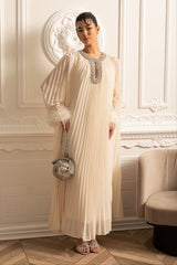 Alira Tüylü Manşetler ve Parıltılı Yaka ile Pileli Uzun Elbise