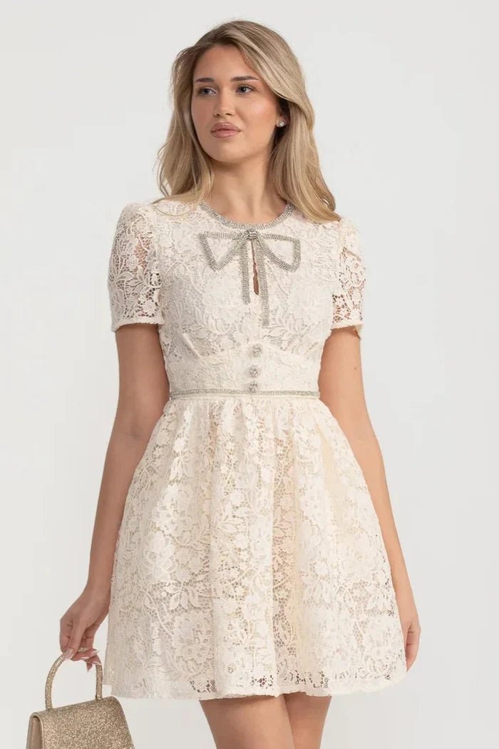 Yuvarlak Yakalı ve Dekoratif Fiyonklu Kısa Kollu Dantel Elbise - Fildişi