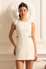 Yan Kesimli ve İnci Detaylı Şık Mini Elbise Beyaz